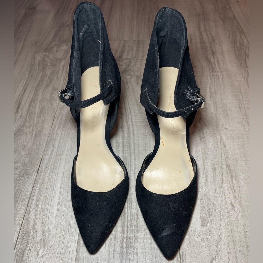 Beautiful black pointed toe heel pumps.